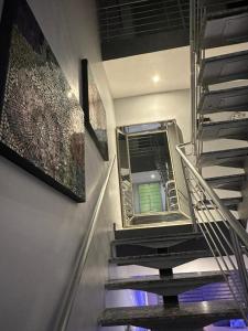una escalera de caracol en un edificio con espejo en Blue Bell Suites en Lekki