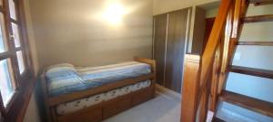 ein kleines Zimmer mit zwei Etagenbetten in der Unterkunft Dúplex Mar de Ajó in Mar de Ajó