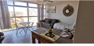 ダーバンにある10 South Apartments 1107のソファとテーブルのあるリビングルーム
