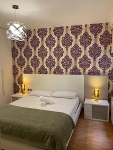una camera con un letto e due tavoli con lampade di Apartamento céntrico plaza de toros Alicante ad Alicante