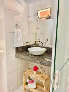 uma casa de banho com um lavatório e um espelho em Terras Verdes Residence em Fernando de Noronha