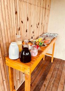una mesa de madera con comida encima en Terras Verdes Residence, en Fernando de Noronha