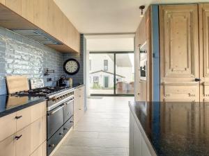 Η κουζίνα ή μικρή κουζίνα στο Buitenhof, cosy villa with stunning views