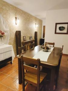- une salle à manger avec une table et des chaises en bois dans l'établissement Casa D. Dinis by NaturAlegre, à Alegrete