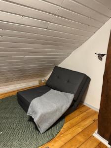 Bett in einem Zimmer mit einer Decke in der Unterkunft Ferienhaus Historisches Backhäuschen 