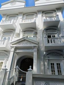 um grande edifício branco com uma escada em ELZAS FORTINN Homestay Fortkochin,kochi em Cochin