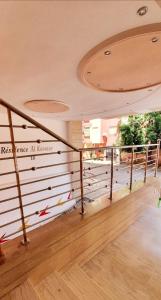 eine Treppe in einem Gebäude mit Holzboden in der Unterkunft Suite Home Prestige in Kenitra