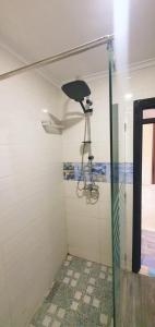 um chuveiro com uma câmara num quarto em Suite Home Prestige em Kenitra
