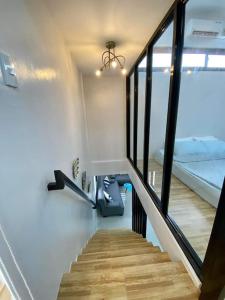 Una escalera en una casa con una habitación con cama en Nestor's Apartment 