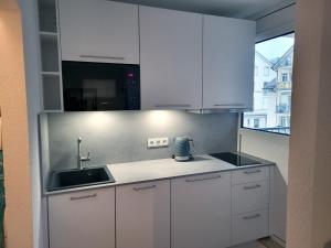Dapur atau dapur kecil di NEU! Moderne 2-Zimmer-Ferienwohnung am Kurpark