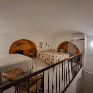 um quarto com 2 camas e uma varanda com uma escada em Napoli Charme em Nápoles