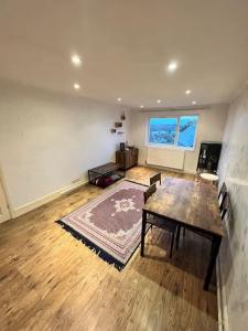 sala de estar con mesa y alfombra en Lovely Furnished 1 Bedroom Flat in historic St Albans. Sleeps 4, en Saint Albans