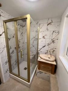 y baño con ducha y lavamanos. en Lovely Furnished 1 Bedroom Flat in historic St Albans. Sleeps 4, en Saint Albans