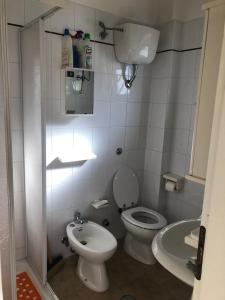 Et badeværelse på Casa del Sol Villaggio Tucano