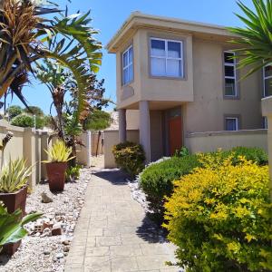 una casa con plantas delante de ella en Harbour Close Home, en Ciudad del Cabo
