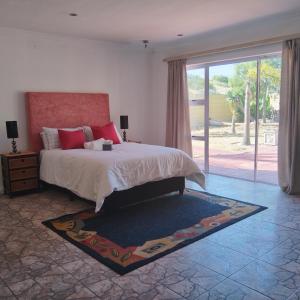 1 dormitorio con 1 cama y una gran puerta corredera de cristal en Harbour Close Home, en Ciudad del Cabo