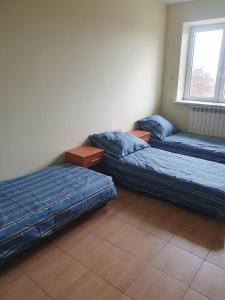 Zimmer mit 2 Betten und einem Fenster in der Unterkunft MeeMo 1 - hostel dla Firm in Łyszkowice