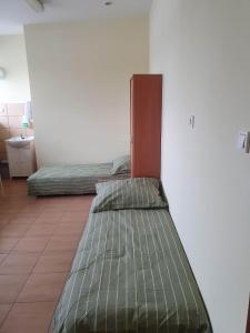 duas camas sentadas num quarto com em MeeMo 1 - hostel dla Firm em Łyszkowice