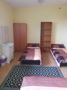 um quarto com 2 camas, um armário e um piso em MeeMo 1 - hostel dla Firm em Łyszkowice