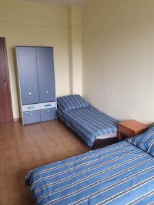 1 Schlafzimmer mit 2 Betten und einer Kommode in der Unterkunft MeeMo 1 - hostel dla Firm in Łyszkowice