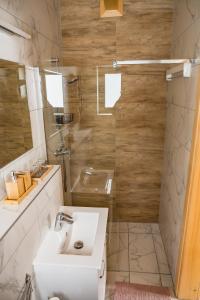 W łazience znajduje się biała umywalka i prysznic. w obiekcie Chata Jazorna w Liptowskim Mikulaszu