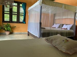Un pat sau paturi într-o cameră la Yala Ying Yang Hostel & Camping