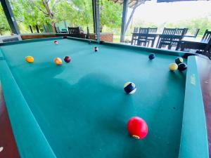 Biliár nebo kulečník v ubytování Yala Ying Yang Hostel & Camping + 37 fotografií