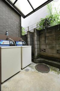 d'une terrasse avec un comptoir, un évier et une fenêtre. dans l'établissement Shinjuku Hana House 4mins to Ōkubo Station, à Tokyo