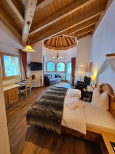 Ein Bett oder Betten in einem Zimmer der Unterkunft Chasa Castello relax & spa