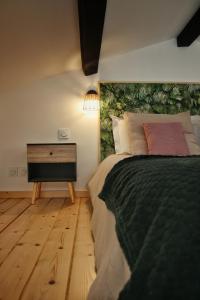 1 dormitorio con cama y mesita de noche en Gîte spa la parenthèse en Sauve