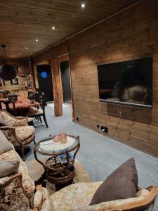 uma sala de estar com uma grande lareira e uma televisão em Arctic Sealodge Malangen cabin 4 Sæterbergan 