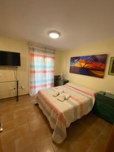un dormitorio con una cama con un animal de peluche en CASA TRINIDAD, en Huelva