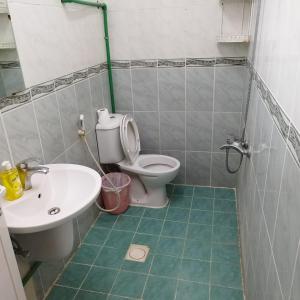 a bathroom with a toilet and a sink at العين الهيلي مصباح بيت 12 in Al Ain