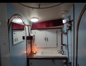 巴達洛納的住宿－Peace and Love，一间带水槽和镜子的浴室