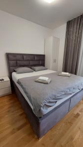 ein Schlafzimmer mit einem großen Bett in einem Zimmer in der Unterkunft Studio Apartment Smile Mostar in Mostar