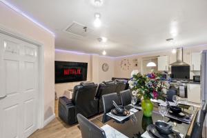 una sala da pranzo e un soggiorno con tavolo e sedie. di Lt Properties Unique Bungalow style Spacious one bedroom Apartment in Luton Town centre super size round bed Netflix a Luton