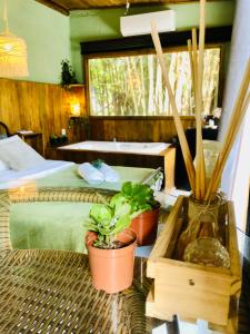 um quarto com duas camas e vasos de plantas em Mandala Camping Pousada em Florianópolis