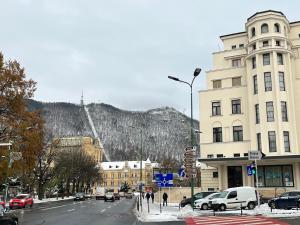 uma rua da cidade com uma montanha ao fundo em Casa Ming em Brasov