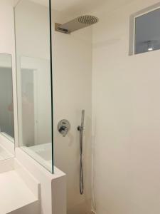 a shower with a glass door in a bathroom at Pisos con Piscina Barrio Exclusivo-WizinkCenter in Madrid