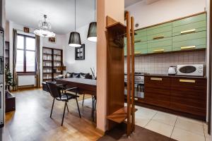 Virtuvė arba virtuvėlė apgyvendinimo įstaigoje Stylish Apartment - Ivana Franka Street