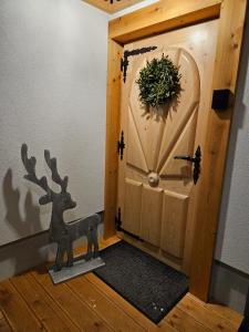 una habitación con una puerta con un reno delante en Heidi, en Zakopane