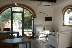 TV a/nebo společenská místnost v ubytování Casale La Gora - B&B di charme