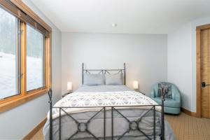 1 dormitorio con cama y ventana en Ski in ski out Terraces Condo, en Telluride