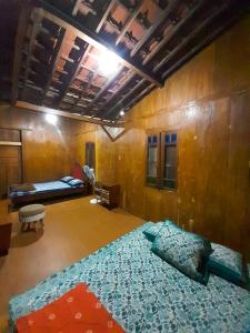 Omah Mbah Manten في Tuntang: غرفة نوم بسرير في غرفة