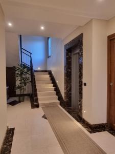un couloir avec un escalier dans une maison dans l'établissement Maison de l'Envers, à Aoste