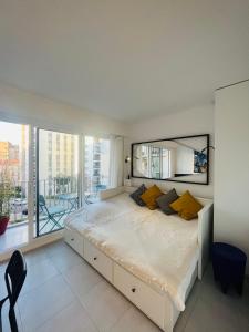 Posteľ alebo postele v izbe v ubytovaní Cozy apartment with nice terrace