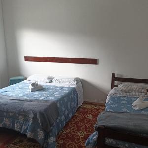 Cama o camas de una habitación en Quartos para Hospedagem da Casa Amarela