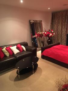 - un salon avec un canapé et un lit dans l'établissement EXCEL STUNNING DUPLEX PENTHOUSE, à Londres
