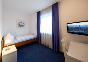 Postel nebo postele na pokoji v ubytování Hotel Garni Demmel