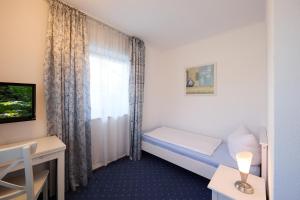 Postel nebo postele na pokoji v ubytování Hotel Garni Demmel